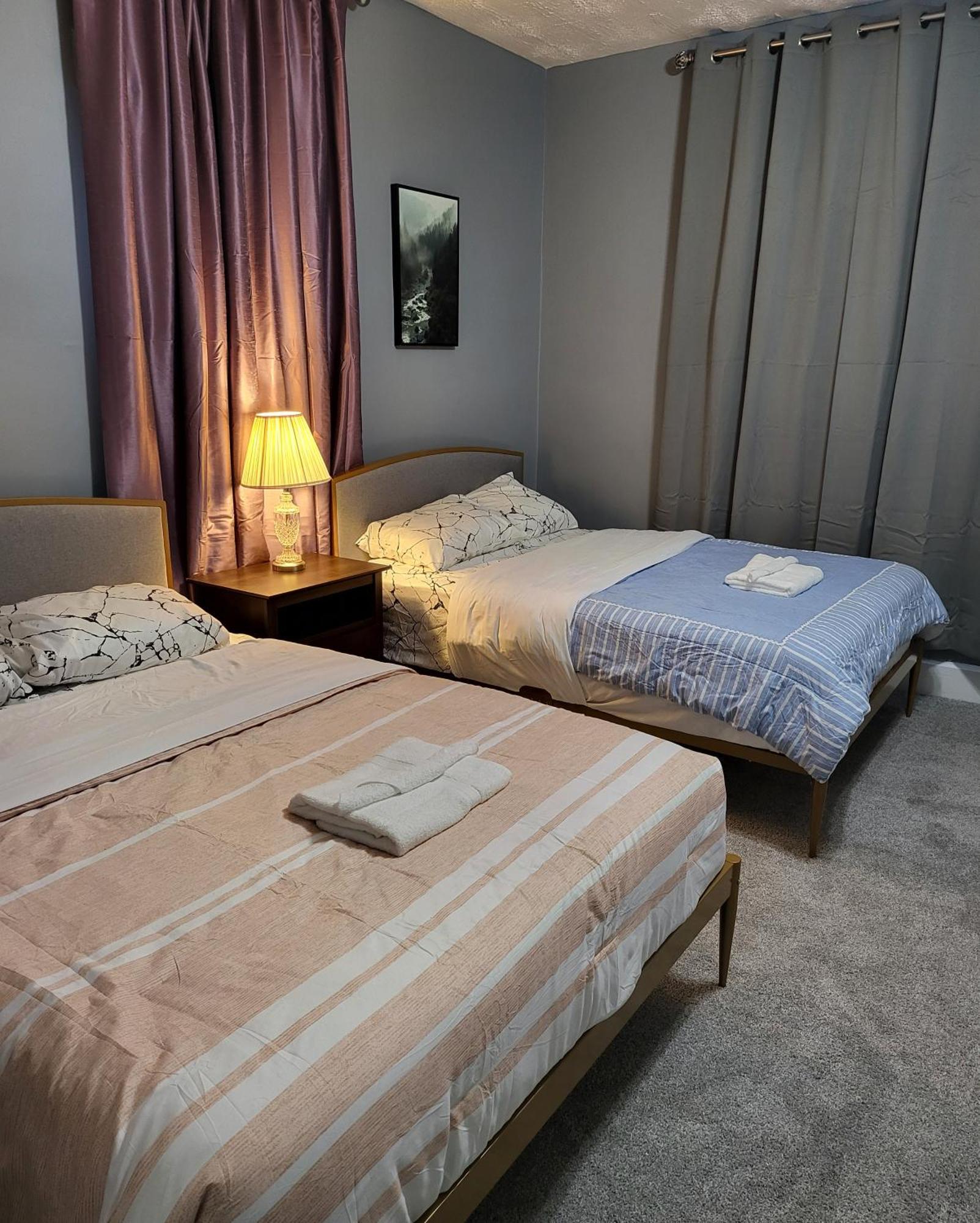Guest Room With Two Double Beds In Columbus Oh, Airport Location Exterior photo